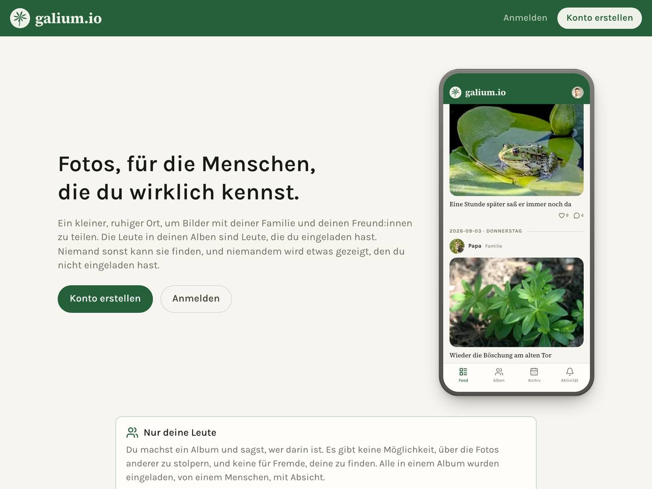 Startseite von galium.io: Titel &bdquo;Fotos, f&uuml;r die Menschen, die du wirklich kennst&ldquo; neben einem Telefon, das einen Albumfeed zeigt